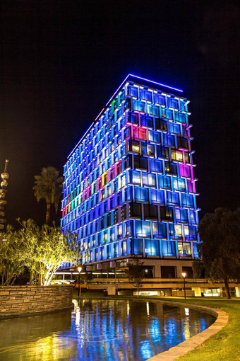 珀斯aaustralia3月色彩斑斓的照明建筑显示人晚上时间有街购物中心