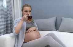 怀孕了女人喝茶