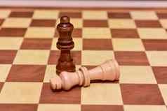 木国际象棋块董事会游戏棕色（的）古董背景使彻底失败王打败了女王