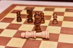 木国际象棋块董事会游戏棕色（的）古董背景使彻底失败王打败了女王