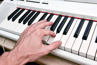 特写镜头手音乐的艺术家玩计划男人的手<strong>经典音乐</strong>键盘合成器钢琴家