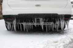 冰雪覆盖的车保险杠冰柱关闭车辆停车安全冻结雨欧洲