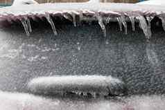 冰覆盖车窗口关闭车覆盖冰冰柱冻结雨刮水器覆盖冰冰风暴
