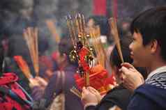 在香港香港2月人群人芳香棒寺庙视图拥挤的广场人携带燃烧棒前面黄或没有寺庙庆祝一年