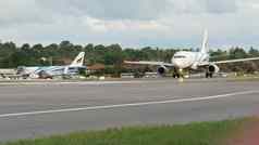 KOH寒岛泰国6月白色飞机飞行着陆机场跑道曼谷航空公司公司异国情调的旅游度假胜地假期旅行运输概念