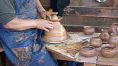 三迭戈加州美国1月波特工作墨西哥则生粘土陶器轮男人的手陶艺家过程建模手工制作的黏土制品工匠创建陶瓷
