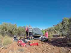 集团徒步旅行者把帐篷甜点澳大利亚