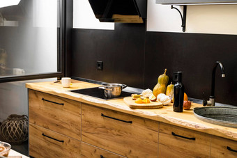 橡木厨房工作台厨房水槽炉灶食物成分瓶厨房设施实用木工作台现代室内烹饪