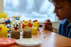 前景装饰孩子们的复活节鸡蛋背景孩子绘画蛋
