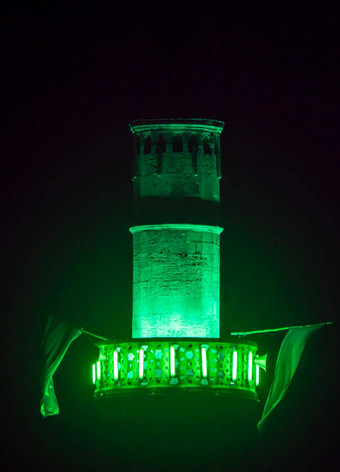 清真寺尖塔绿色光晚上