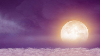 美丽的现实的飞行积云郁郁葱葱的云晚上月光