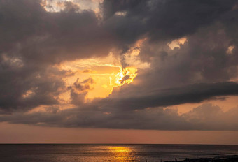 日出海美丽的Cloudscape