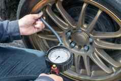 轮胎压力计技术员手检查轮胎压力