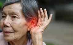 上了年纪的女人听力损失硬听力