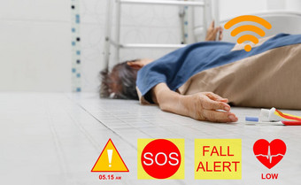 医疗秋天事故检测警报上了年纪的女人下降浴室湿滑的表面