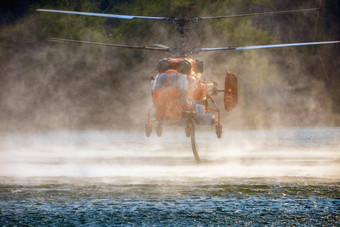 消防直升机徘徊池塘续杯水
