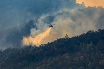 消防直升机下降水森林火