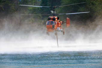 消防直升机徘徊池塘续杯水