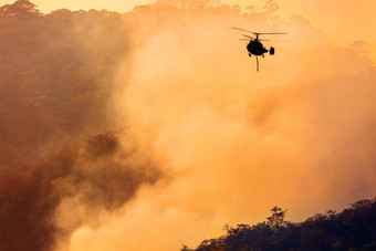 消防直升机下降水森林火