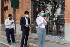 亚洲人穿面具社会距离避免传播新冠病毒