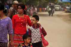 蒲甘缅甸11月成人少数民族女人孩子们大家庭走街缅甸少数民族家庭走路