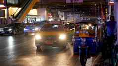 曼谷泰国12月传统的泰国出租车嘟嘟车嘟嘟车等待游客路晚上交通人口过剩城市象征亚洲国家独特的车辆