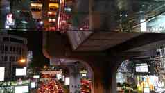 曼谷泰国7月冲小时城市车辆交通断续器暹罗发现典范广场反映了上行镜子市中心现代城市生活色彩斑斓的的角度来看反射