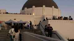 这些洛杉矶加州美国11月格里菲思天文台的观点人群考虑到点人看日落城市好莱坞标志多民族的游客金日落