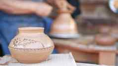 三迭戈加州美国1月波特工作墨西哥则生粘土陶器轮男人的手陶艺家过程建模手工制作的黏土制品工匠创建陶瓷