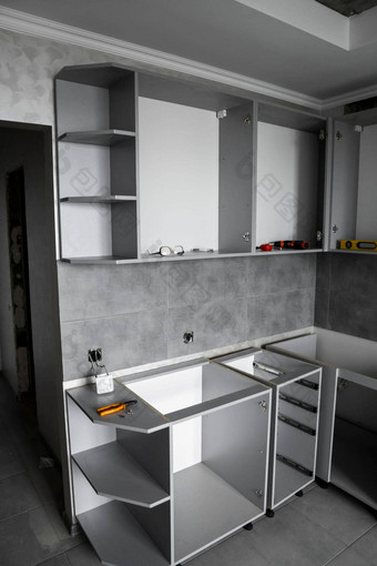 自定义<strong>厨房</strong>橱柜安装家具外墙中密度纤维板灰色的模块化<strong>厨房</strong>刨花板材料阶段安装<strong>厨房</strong>灰色瓷砖地板上墙