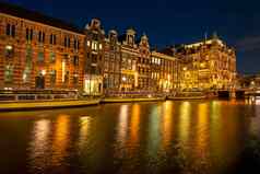 城市风景优美的阿姆斯特丹晚上圣诞节时间荷兰