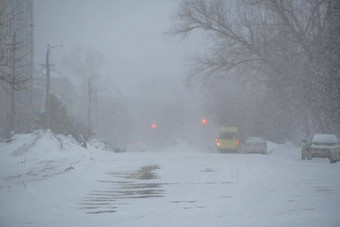 空白雪覆盖的路风暴暴雪降雪冬天坏天气城市极端的冬天天气条件北
