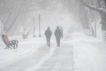 白雪覆盖的路人风暴暴雪降雪冬天坏天气城市极端的冬天天气条件北人走街道重降雪