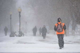 工作男人。市政服务雪铲走路风暴暴雪降雪冬天坏天气城市极端的冬天天气条件北