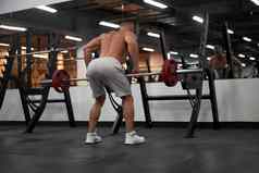肌肉发达的运动健美运动员健身模型站前面镜子回来相机培训电梯杠铃室内健身房