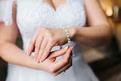 新娘穿手镯透明的石头手