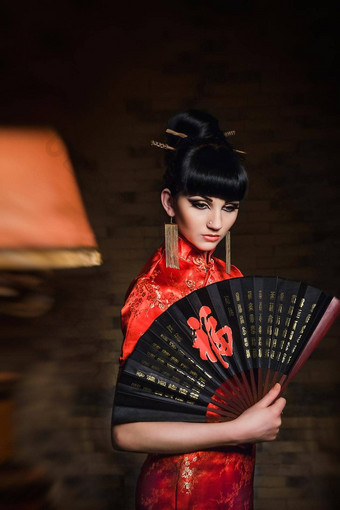 女孩红色的日本丝绸衣服旗袍黑暗房间