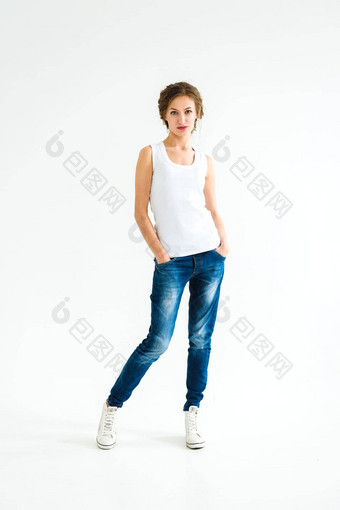 快乐的女孩白色t恤黑暗蓝色的牛仔裤工作室白色背景