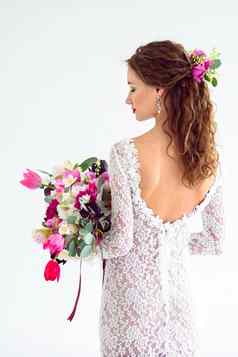 快乐的女孩新娘白色针织衣服摆姿势花束花