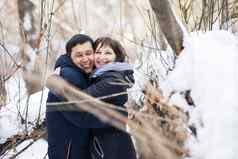冬天肖像年轻的跨种族夫妇拥抱
