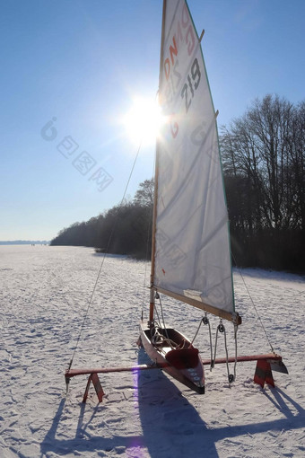 <strong>碎冰</strong>船跑步者准备好了骑冻湖
