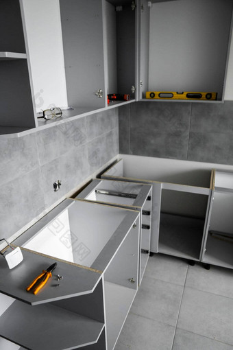 自定义厨房橱柜安装家具外墙中密度纤维板灰色的模块化厨房刨花板材料阶段安装厨房灰色瓷砖地板上墙