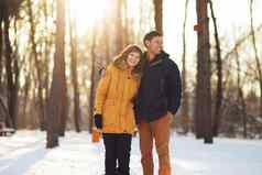 温暖的冬天肖像夫妇比赛森林