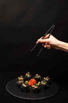 手筷子自定义寿司卷黑色的大米蟹肉鳄梨烟熏大马哈鱼摩丝桨鱼子酱大规模虾鸡尾酒可食用的黄金叶姜芥末酱黑色的表格