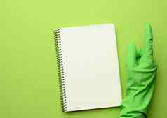 开放纸笔记本空白白色表绿色背景