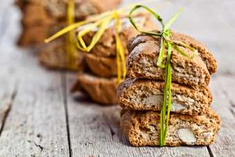 <strong>新鲜</strong>的自制的意大利饼干cantuccini<strong>杏仁</strong>种子ructic木表格背景