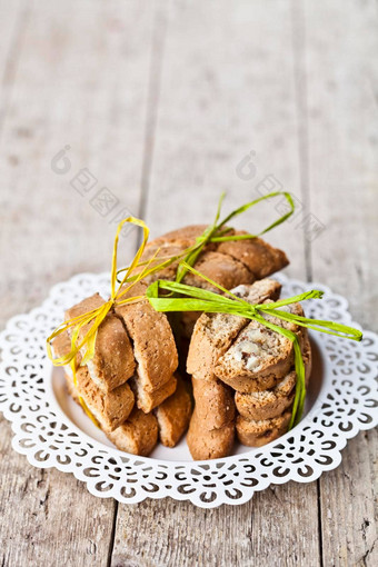 <strong>新鲜</strong>的意大利饼干cantuccini<strong>杏仁</strong>堆放白色板ructic木表格背景