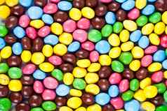 桩美味的彩虹色彩斑斓的巧克力糖果背景