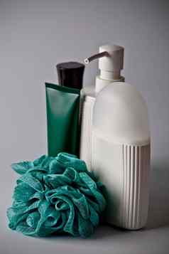 浴化妆品产品液体肥皂浴泡沫噪音绿松石海绵光背景