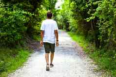 男人。走路径夏天绿色公园和平大气休息大声城市